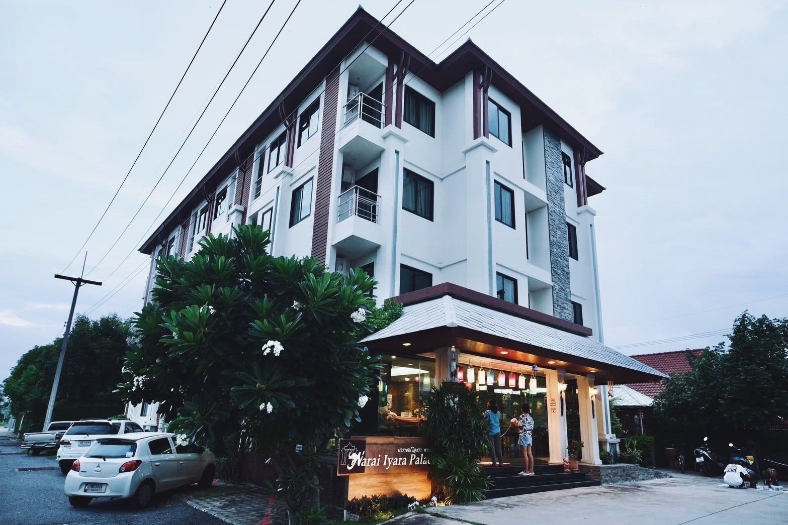 อาคารโรงแรมและทางเข้าตอนพลบค่ำ