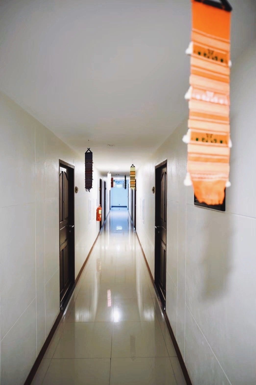 ทางเดินภายใน มีประตูห้องพักทั้งสองด้าน