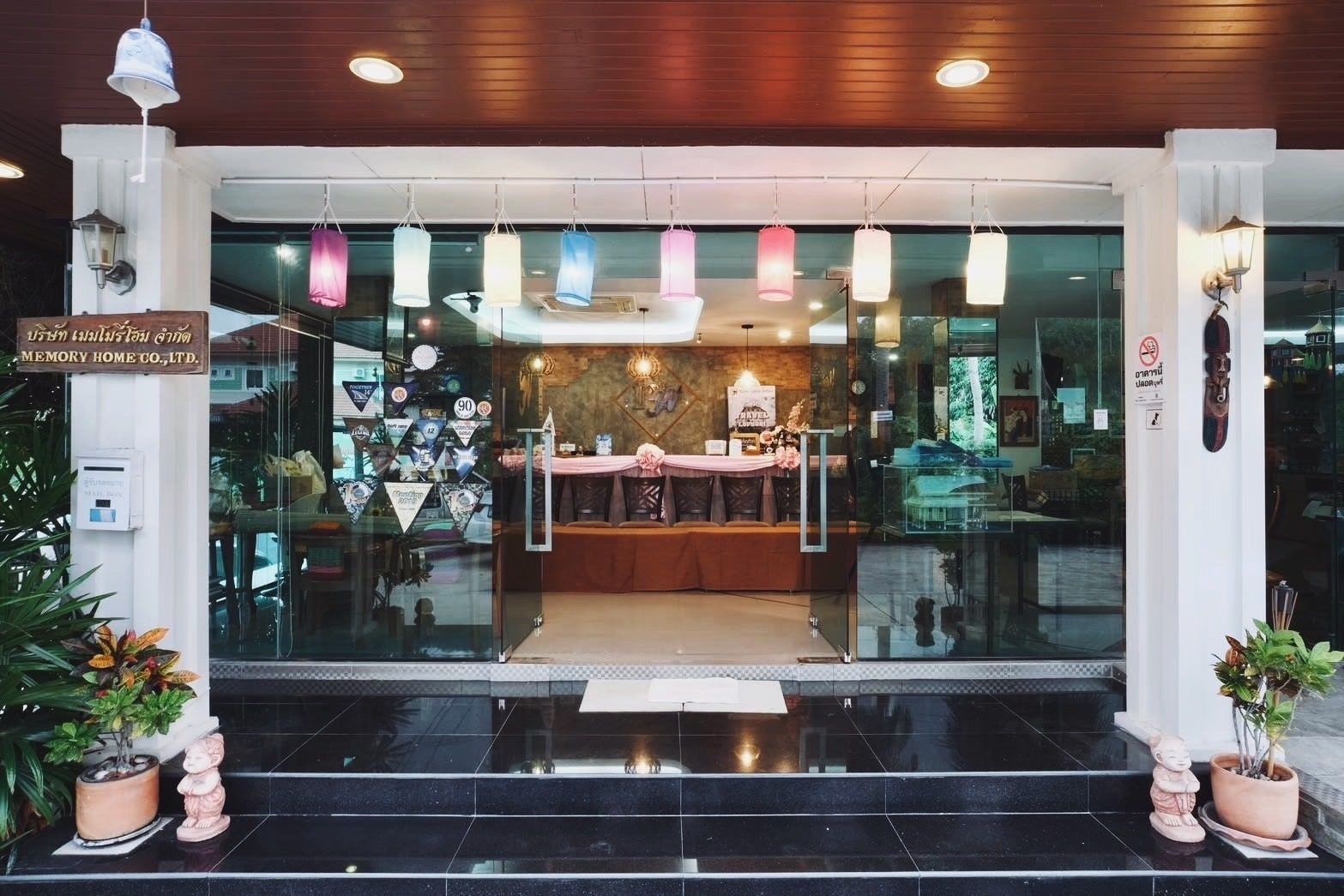 ทางเข้าโรงแรมตอนกลางวัน มองผ่านประตูกระจก