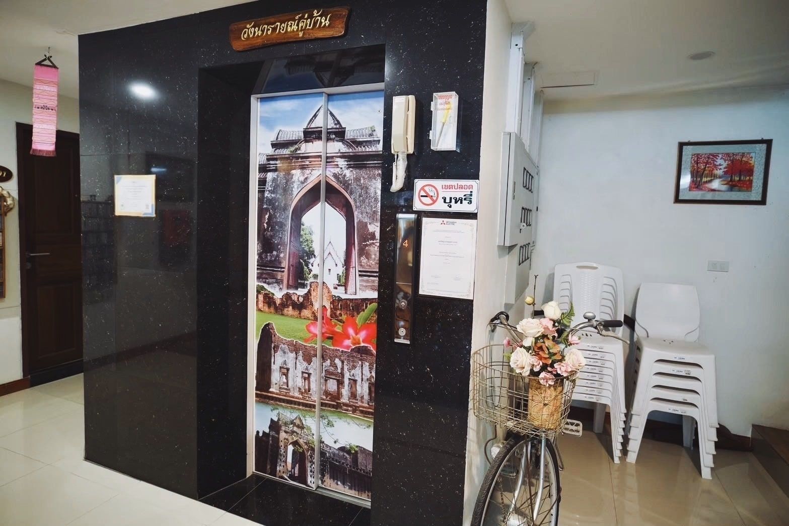 โถงลิฟต์ ตกแต่งด้วยภาพลพบุรีบนบานลิฟต์