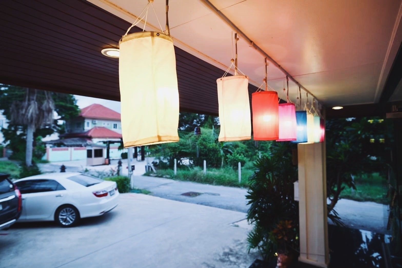 โคมไฟหน้าโรงแรม มองออกไปที่ลานจอดรถและถนน